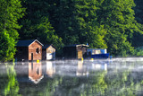 Bootshäuser und Boote am Ufer Labussee, Nebel am frühen Morgen, Morgengrauen