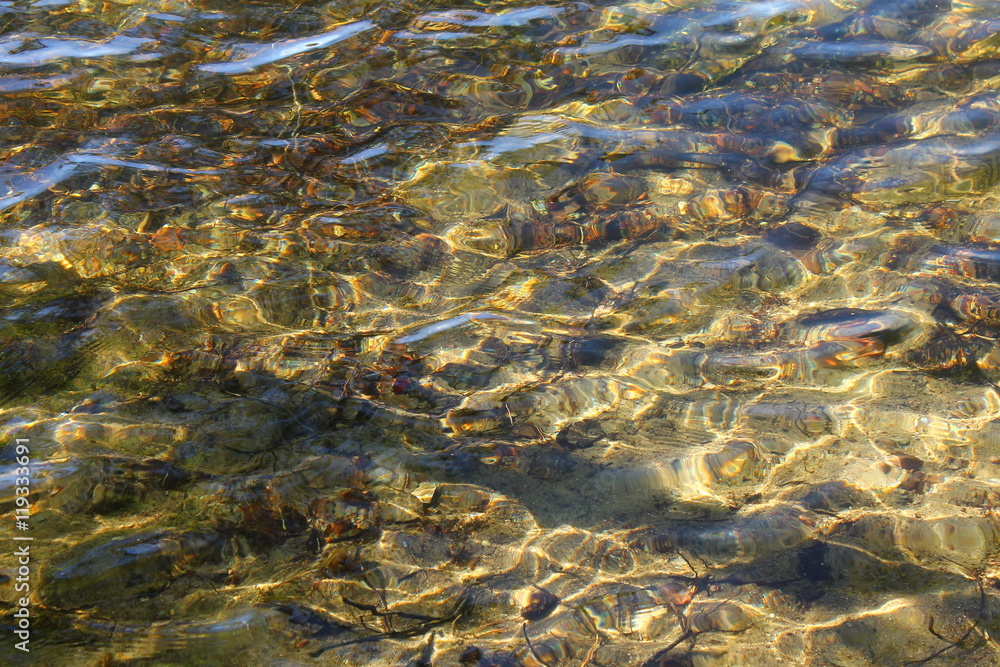 Фон озерной воды с солнечными лучами