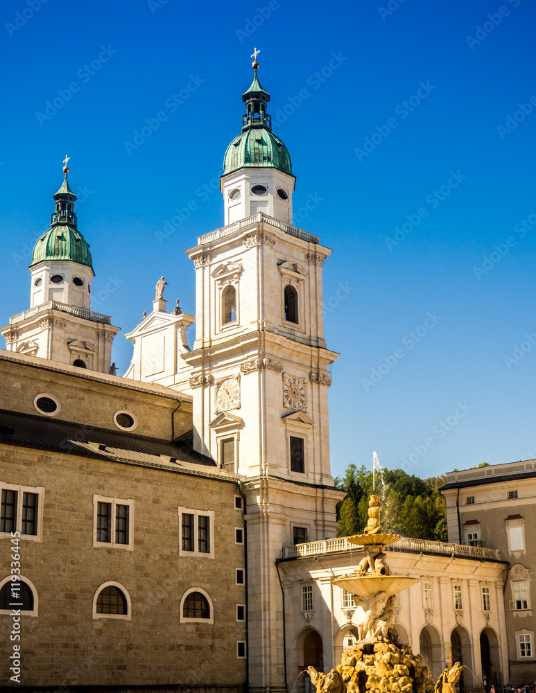 Dom mit Residenzbrunnen in Salzburg