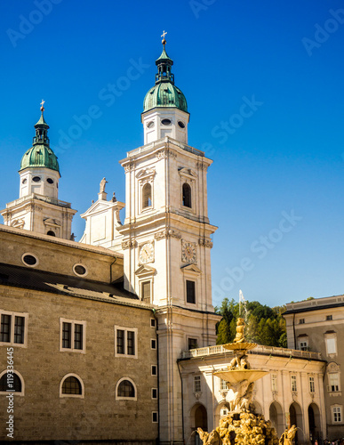 Dom mit Residenzbrunnen in Salzburg