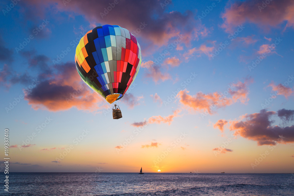 Obraz premium Hot air balloon over the sea at sunset