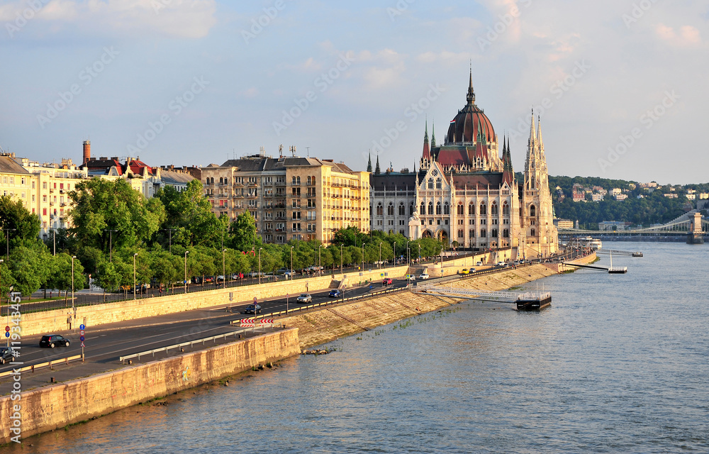 Obraz premium Parliament of Budapest city on sunset