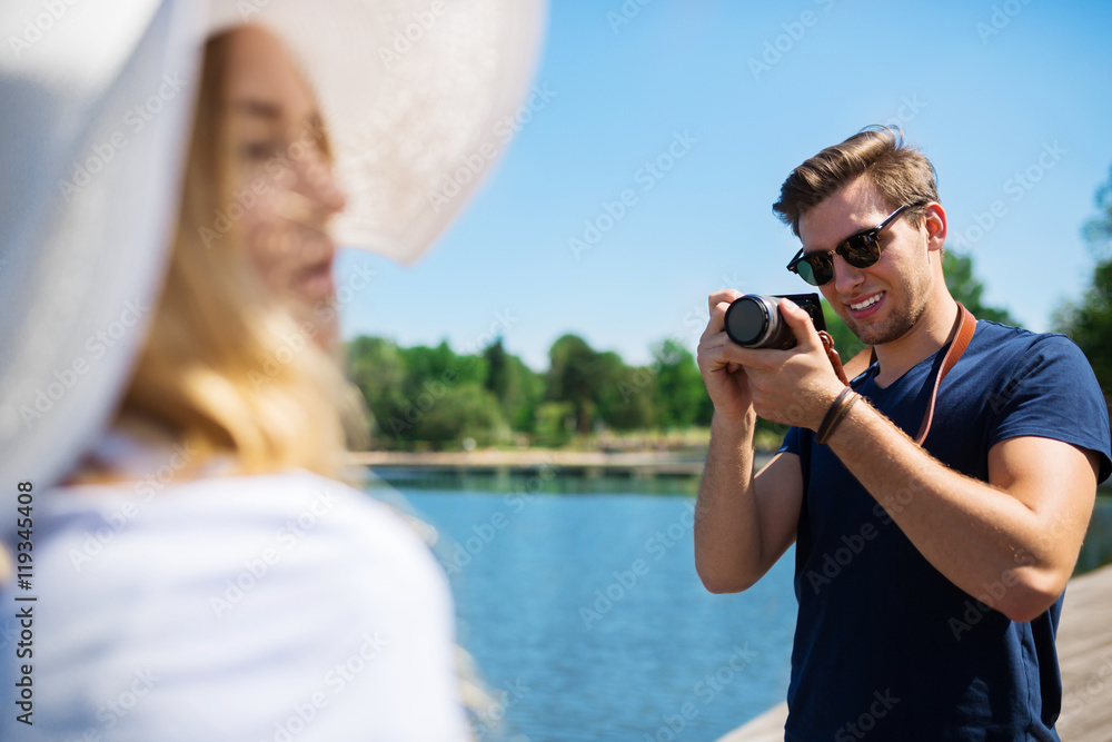 Obraz premium Man taking a photo of his female friend