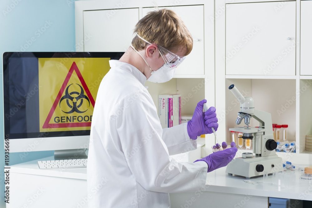 Gentechniker untersucht Genfood im Labor Gentechniker untersucht Genfood im Labor