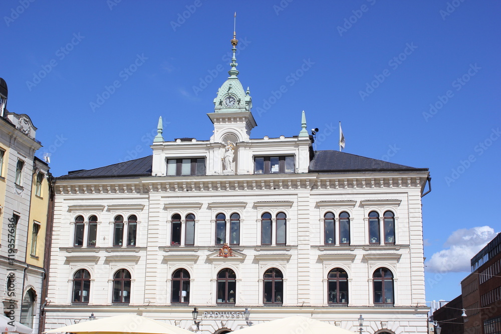 Die Fassade des Rathauses in der Altstadt von Uppsala (Schweden)