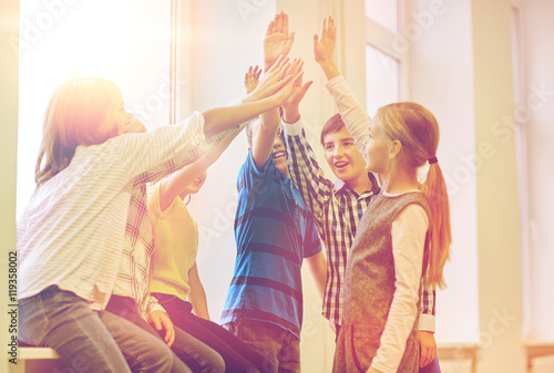 Foto group of smiling school kids making high five