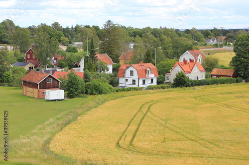 Landschaft: Dorf und Acker bei Uppsala in Schweden
