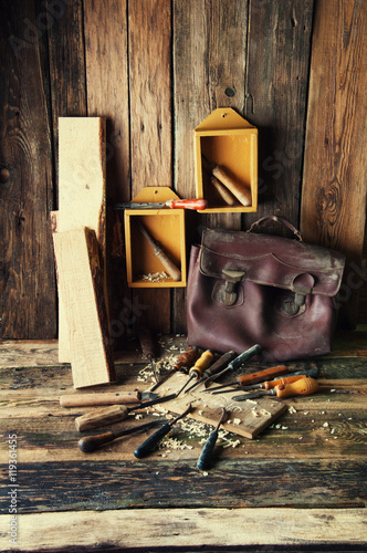 Cuadro en lienzo Chisels and carved piece of wood in traditional carpenter workshop