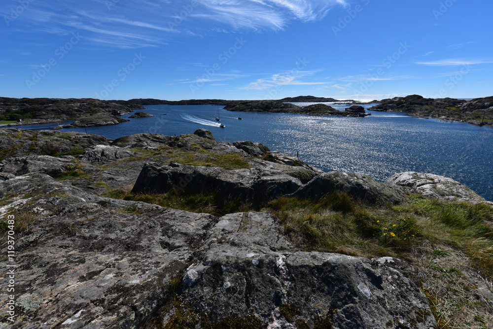 Schweden, Insel Tjörn, Boote zwischen den Schären