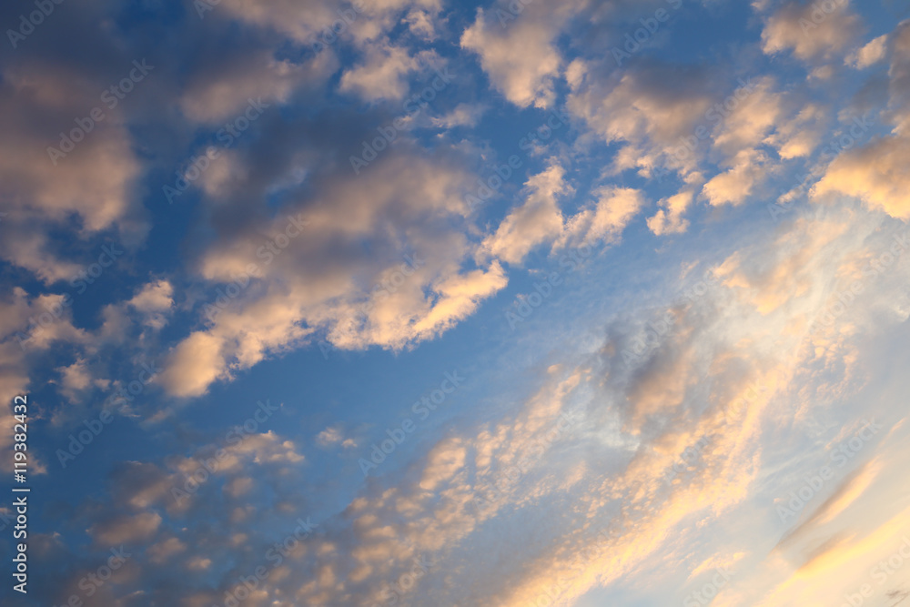 Fototapeta premium Chmury podświetlone popołudniowym słońcem