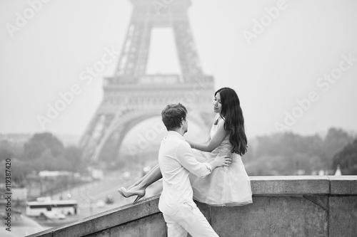 Romantic couple together in Paris © Ekaterina Pokrovsky