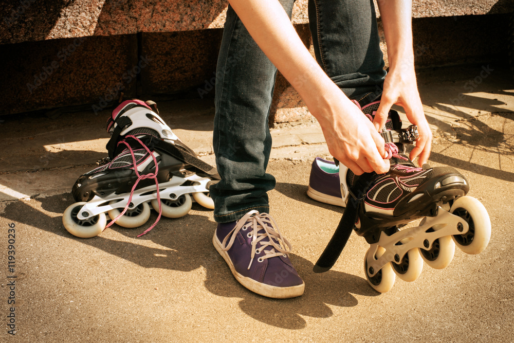 Naklejka premium Woman putting on roller skates