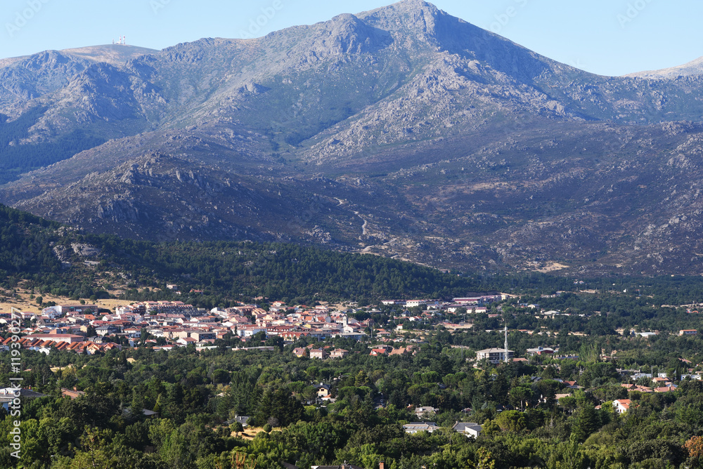 Becerril de la Sierra vista aérea. Madrid. España. Monte del Alto del Hilo y la Maliciosa de fondo. Becerril de la Sierra vista aérea. Madrid. España. Monte del Alto del Hilo y la Maliciosa de fondo.