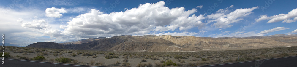 Wolken über der Wüste des Death Valley Nationalparks in Kalifornien