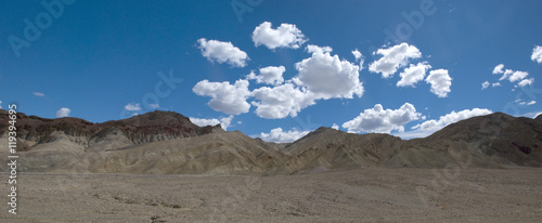 Kleine Wolken über Wüste im Death Valley Nationalpark, Kalifornien