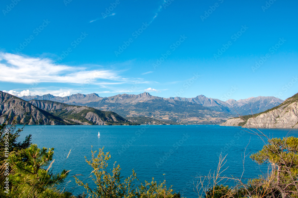 jolie vue sur le lac de serre ponçon,prêt du barrage de serre ponçon