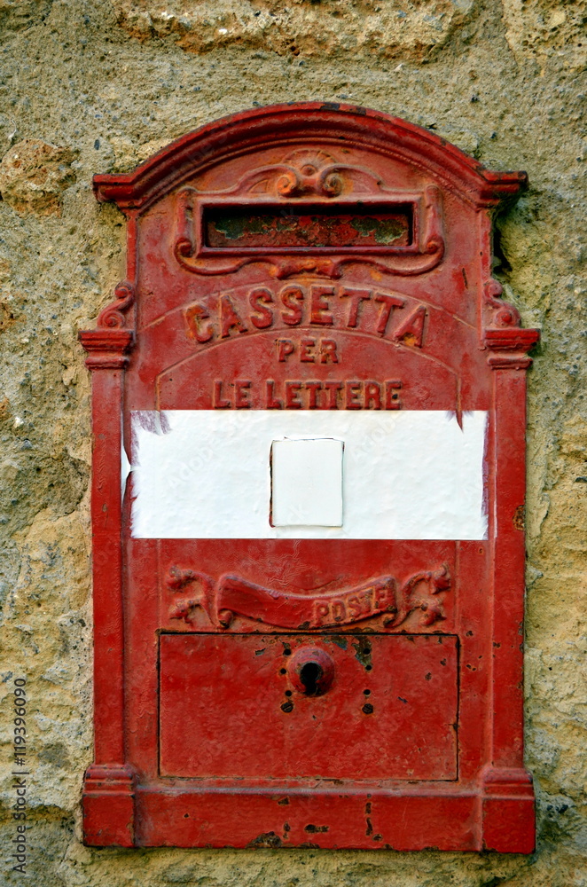 Roter Briefkasten in Italien