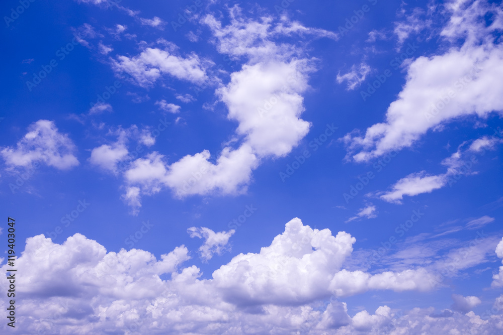 Obraz premium blue sky background with tiny clouds