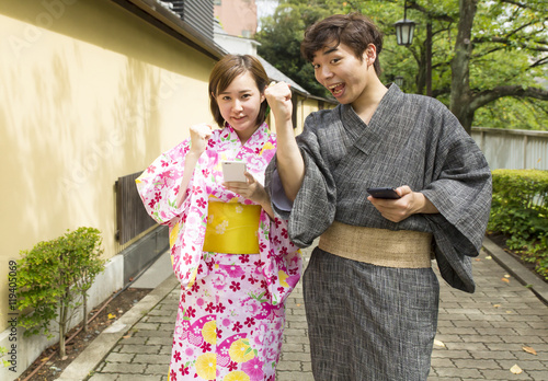 ポケモンgo ガッツポーズ カメラ目線 浴衣 着物 男女 カップル 緑 屋外 外 Stock 写真 Adobe Stock