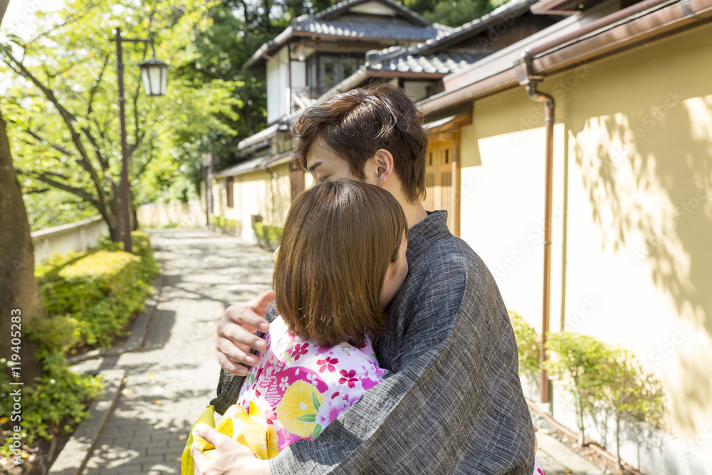 男女 カップル 抱く 抱擁 愛 浴衣 和服 Stock 写真 | Adobe Stock