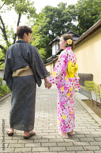 浴衣 着物 男女 カップル ポートレート 緑 屋外 外 全身 後ろ姿 手を繋ぐ