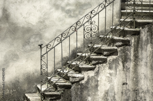 Obraz na płótnie An old staircase with an old ornamental railings w salonie