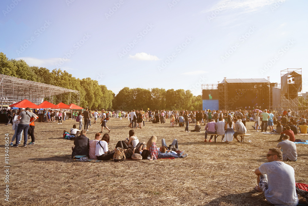 People at open air concert on sunny day - obrazy, fototapety, plakaty 
