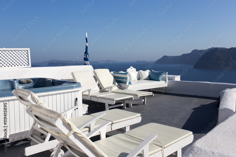 Obraz premium Sunbathing area with a beautiful view of the sea and mountains