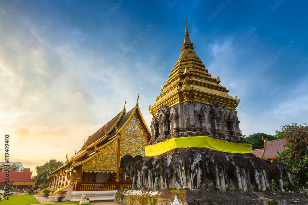 Fototapeta premium Wat Chiang Man at sunrise, Thailand