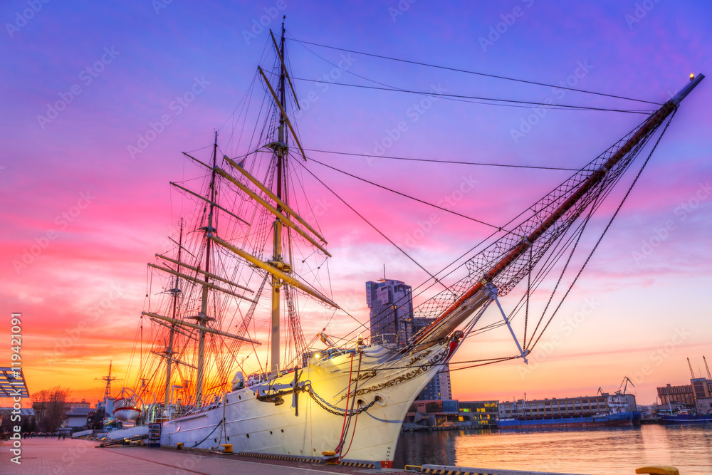 Obraz premium Sailboat in Gdynia harbour at sunset, Poland