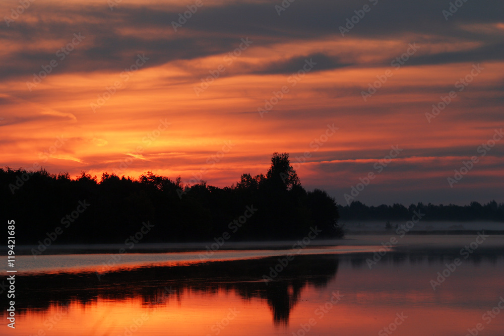Obraz premium Sunrise over the river