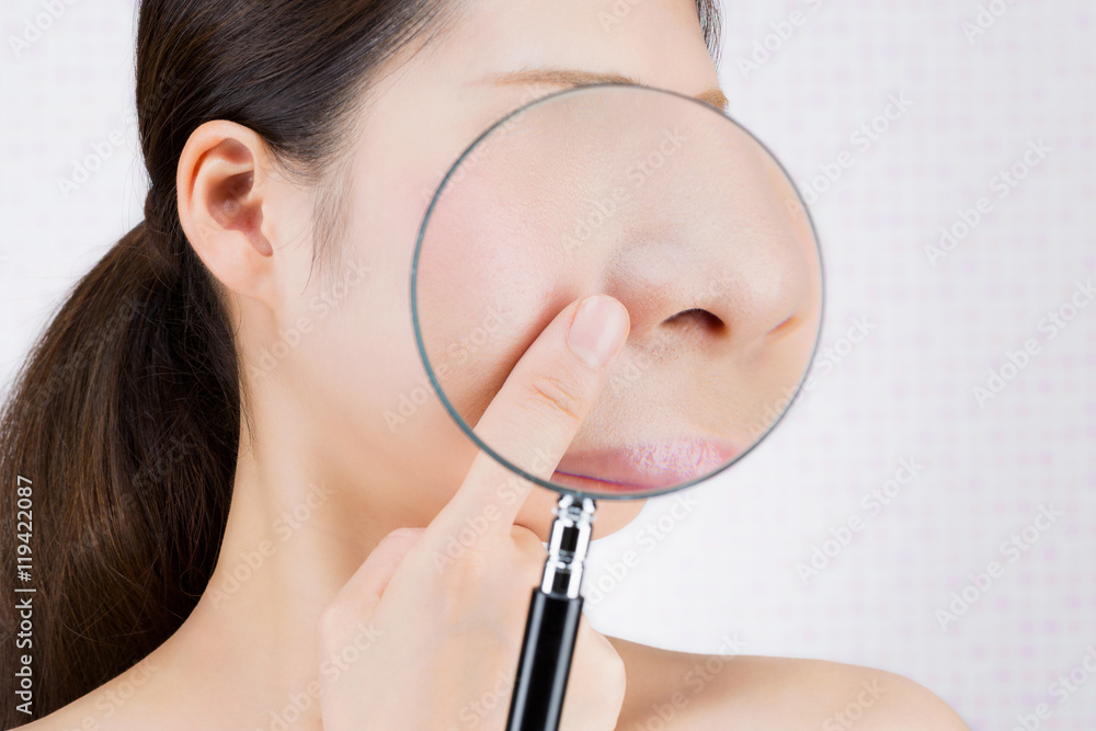 Fototapeta premium 虫めがね・小鼻のスキンケア