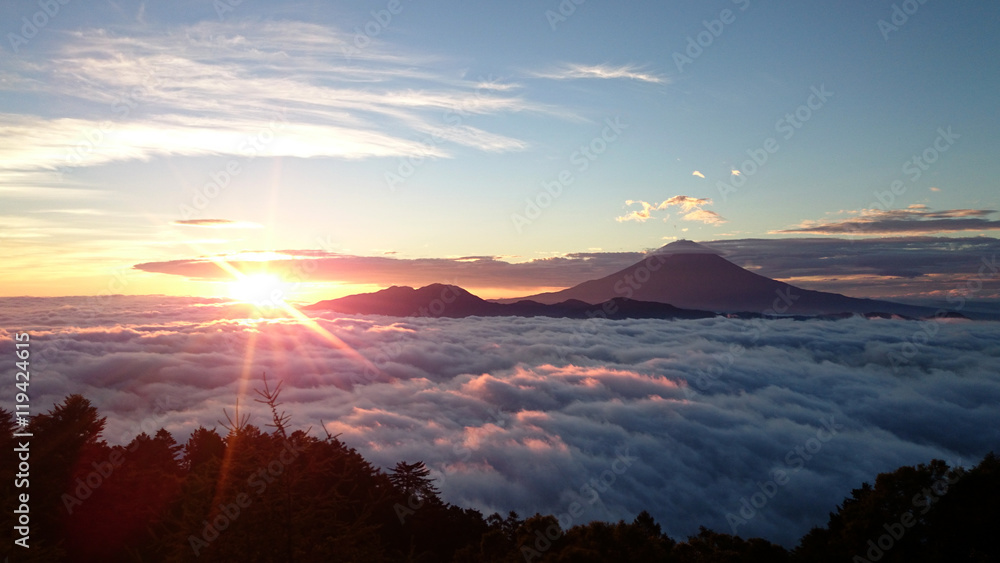 Naklejka premium Góra Fuji otoczona morzem chmur