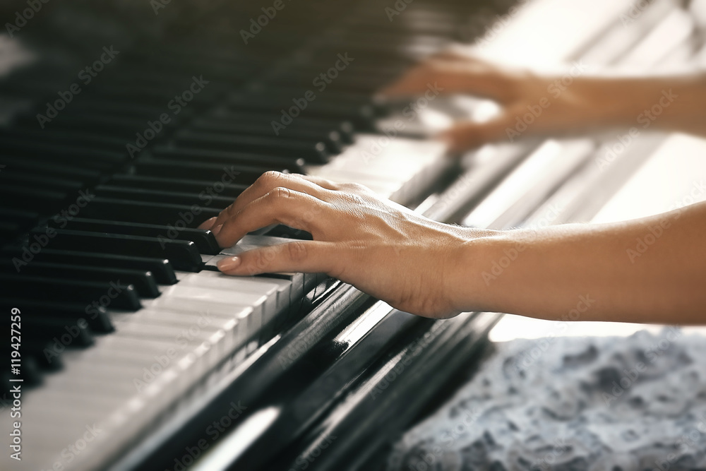 Obraz premium Beautiful woman playing piano