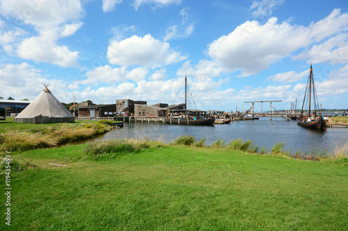 Fényképezés Hafen von Roskilde in Dänemark mit Blick auf Wikingermuseum