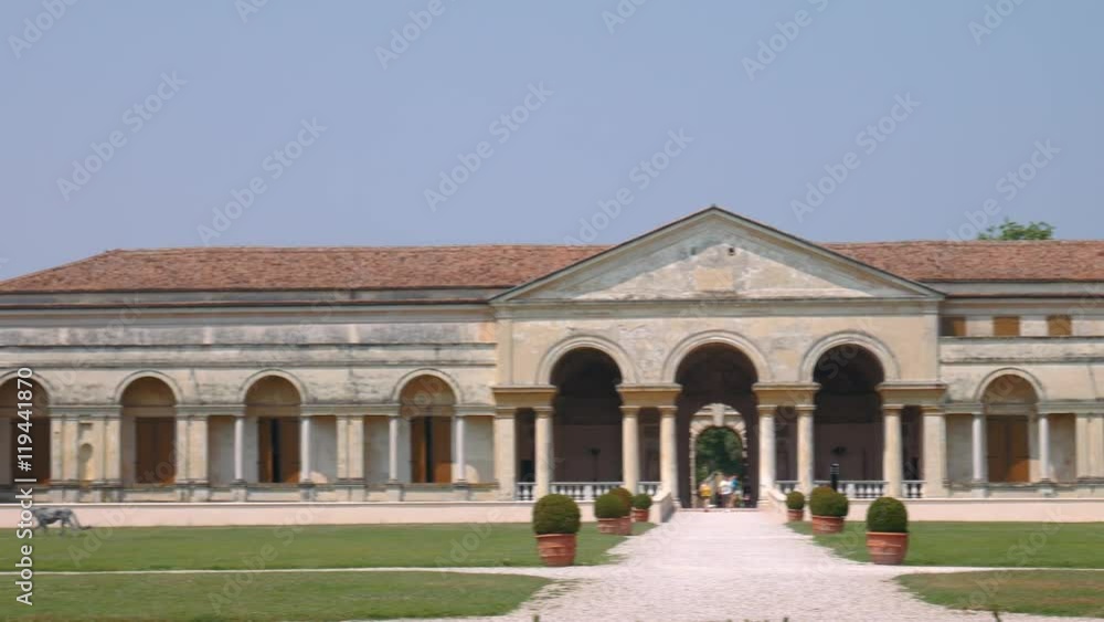 Palazzo Te symmetrical facade, pan
Palazzo Te symmetrical facade, pan