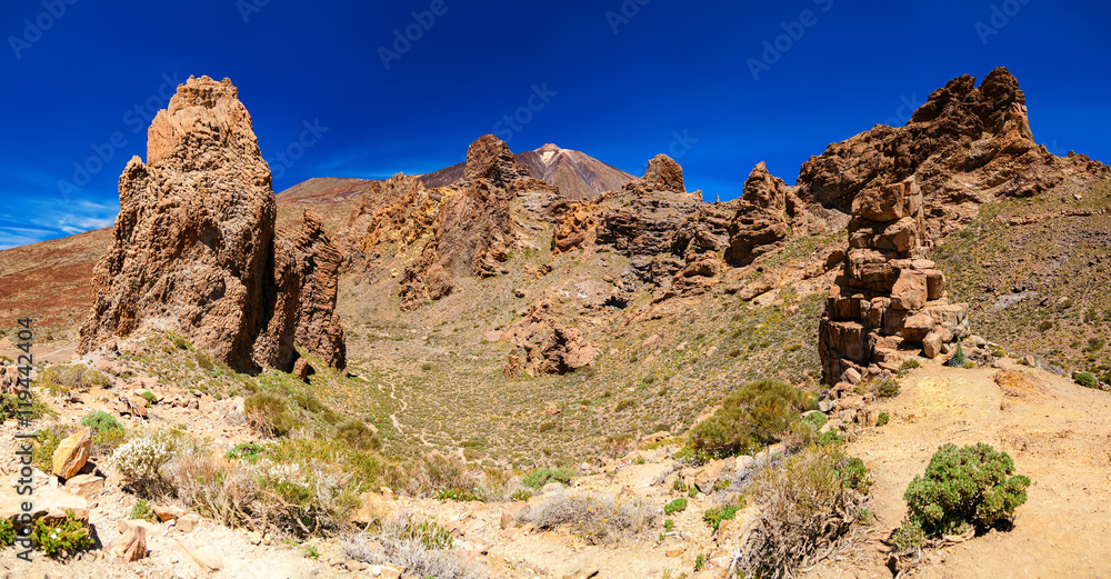 Fototapeta premium panoramic view of Los Roques de Garcia and Teide volcano