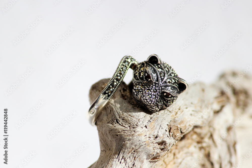 Obraz premium Black spinel diamond silver ring in the form of a cat's head.