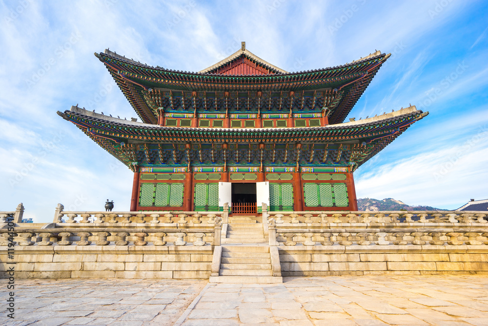 Naklejka premium Punkt orientacyjny pałacu Gyeongbokgung w Seulu