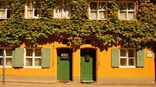 dekorativer Eingangsbereich eines Hauses in der Fuggerei in Augsburg © globetrotter1