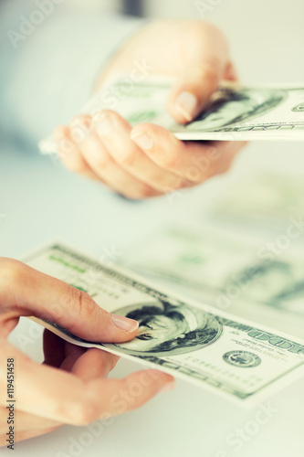 Foto close up of woman hands counting us dollar money