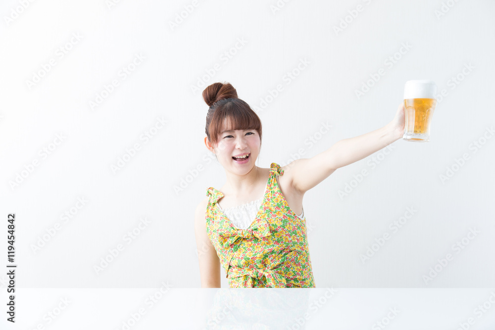 ビールを飲む女性・白壁