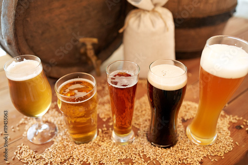 Canvas Print close up of beer barrel, glasses and bag with malt