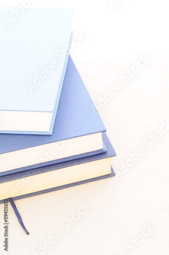 Libri con copertine blu e celesti, verticale photo