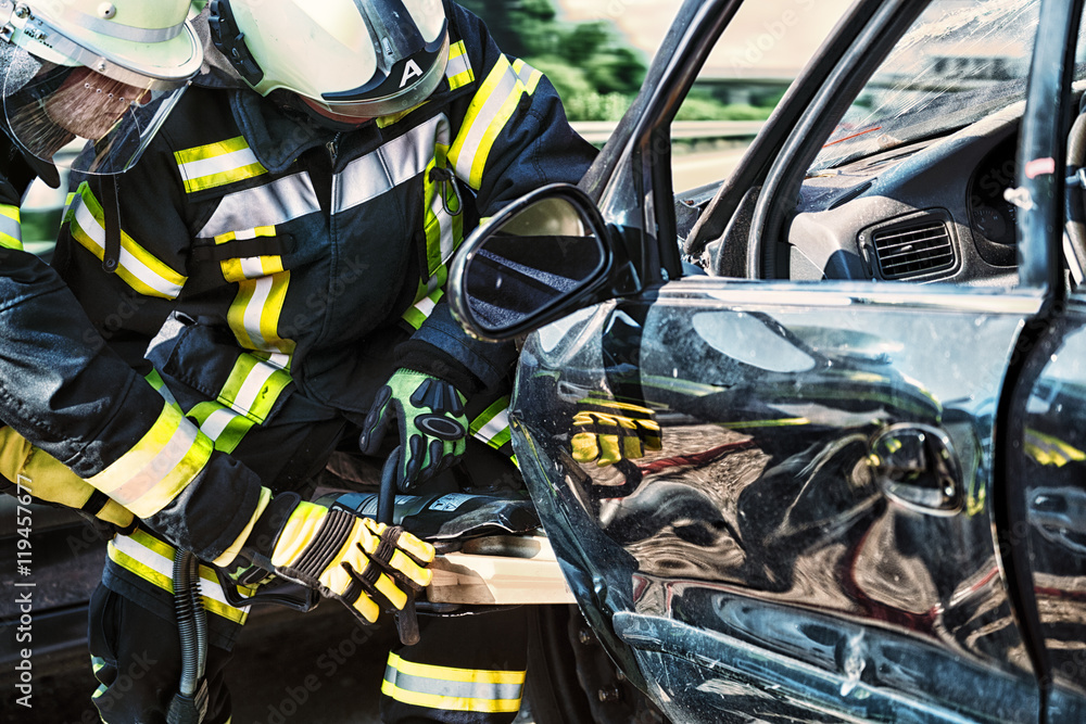 Fototapeta premium Strażacy otwierają samochód, ćwiczenia