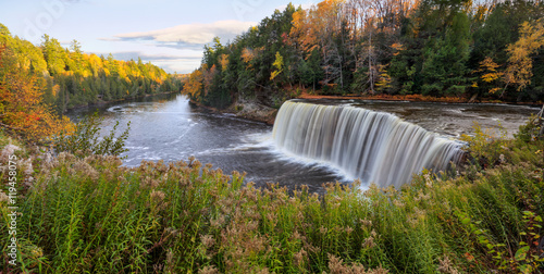 Fototapeta Naklejka Na Ścianę i Meble -  Tahquamenon Falls