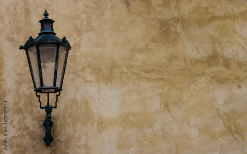 Obraz na płótnie Old street lantern lamp on wall. Copy space w salonie