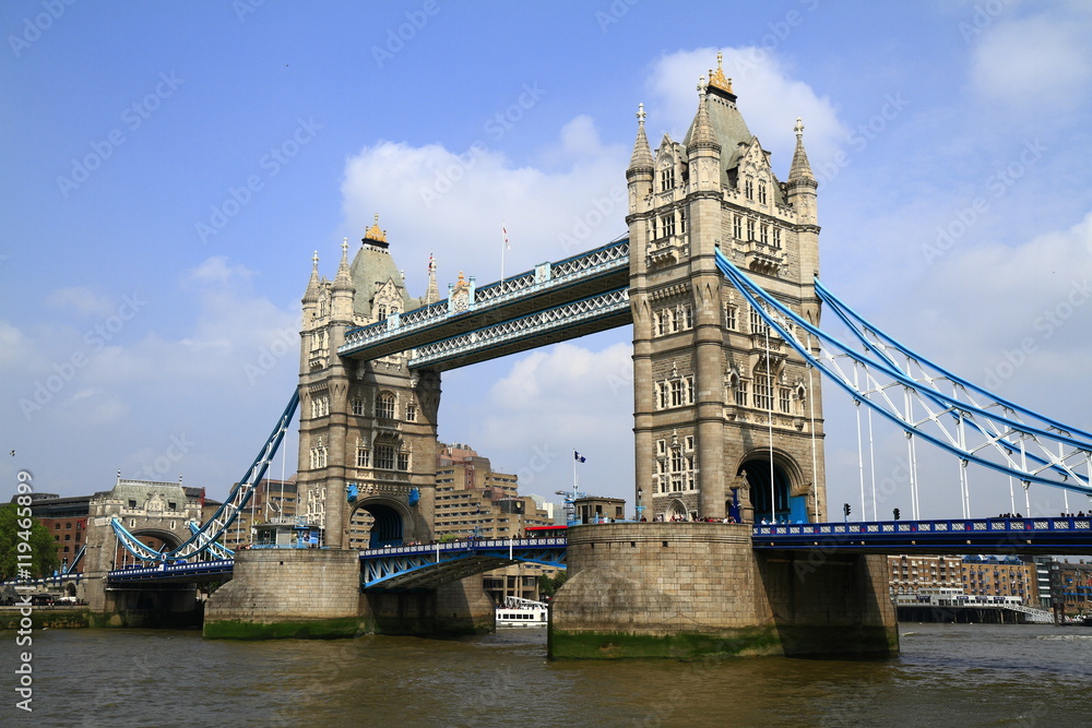 Fototapeta premium Tower Bridge over the River Thames in London