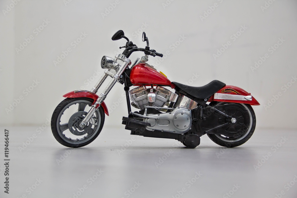 Fototapeta Stary model plastikowy motocykl reprezentuje pomysł związany z plastikowym modelem zabawki. zabawki dla chłopców, koncepcja podróżowania motocyklem, bezpieczeństwo na drogach, posuwanie się naprzód, wolność
