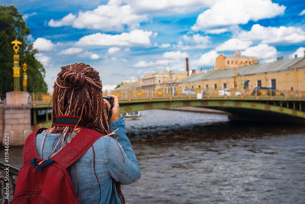 Девушка фотографирует мост